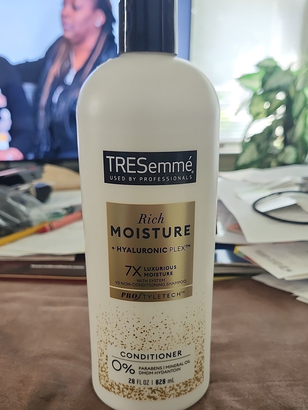 TreSemme Rich Moisture Conditioner 28 oz— White/Gold